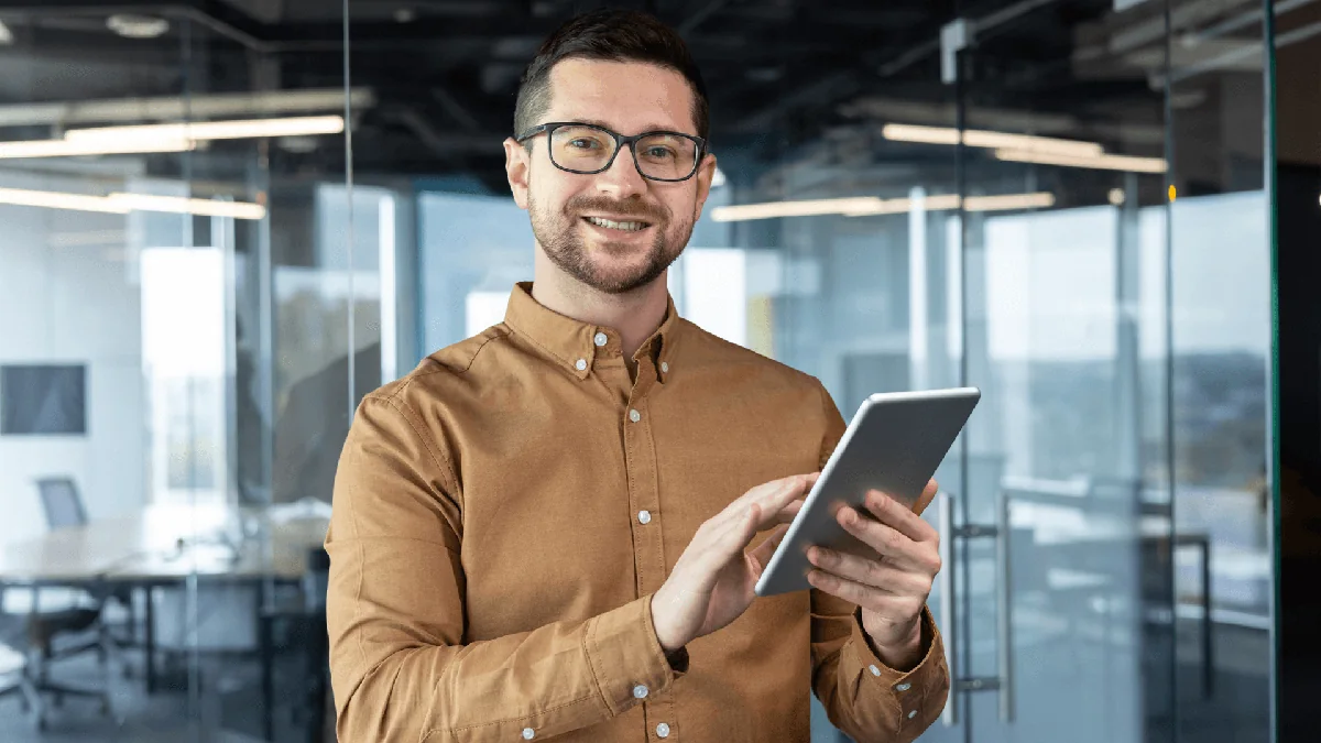 Profissional utilizando um tablet em um ambiente de trabalho
