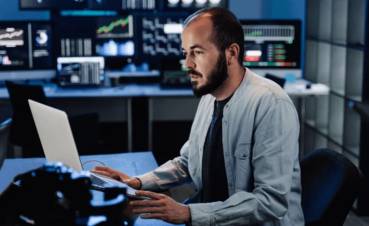 Profissional trabalhando com sistemas de tecnologia
